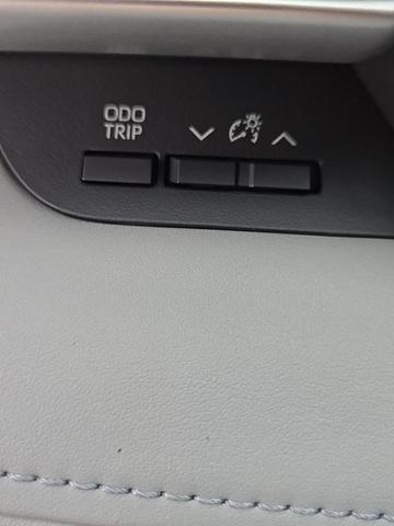 Photo of 2022 Celestial Silver Metallic Toyota Highlander Hybrid