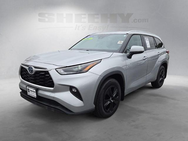 Photo of 2022 Celestial Silver Metallic Toyota Highlander Hybrid