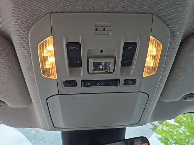 Photo of 2022 Celestial Silver Metallic Toyota Highlander Hybrid