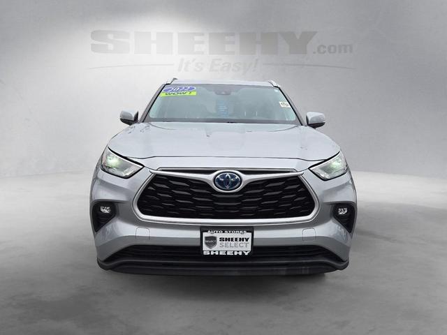 Photo of 2022 Celestial Silver Metallic Toyota Highlander Hybrid
