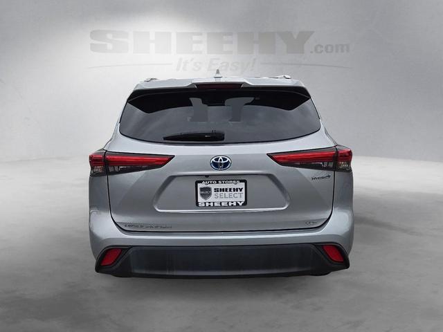 Photo of 2022 Celestial Silver Metallic Toyota Highlander Hybrid