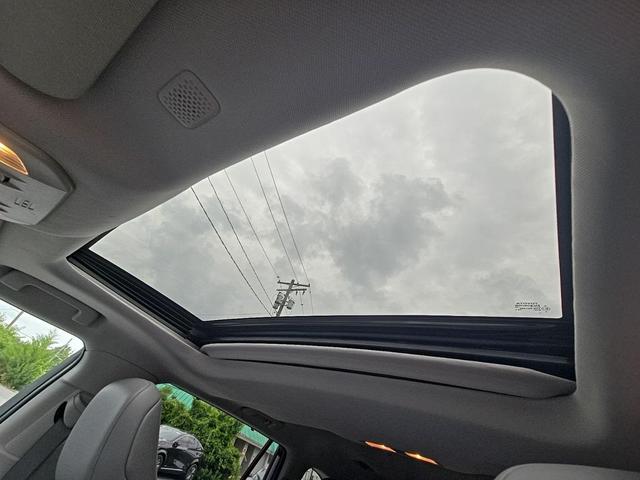 Photo of 2022 Celestial Silver Metallic Toyota Highlander Hybrid