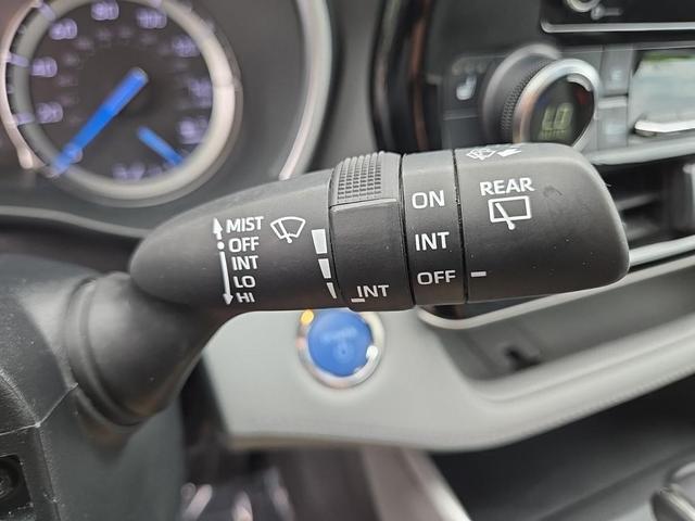 Photo of 2022 Celestial Silver Metallic Toyota Highlander Hybrid