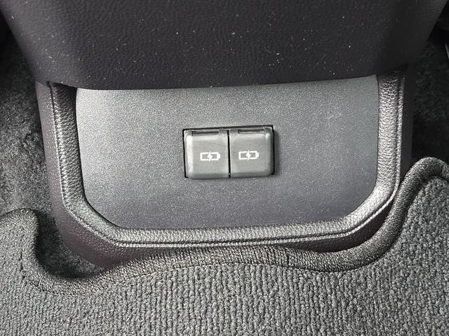 Photo of 2022 Celestial Silver Metallic Toyota Highlander Hybrid