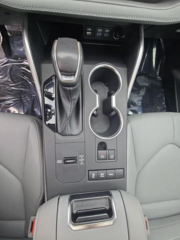 Photo of 2022 Celestial Silver Metallic Toyota Highlander Hybrid