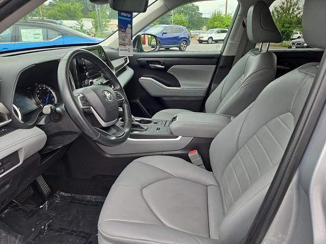 Photo of 2022 Celestial Silver Metallic Toyota Highlander Hybrid