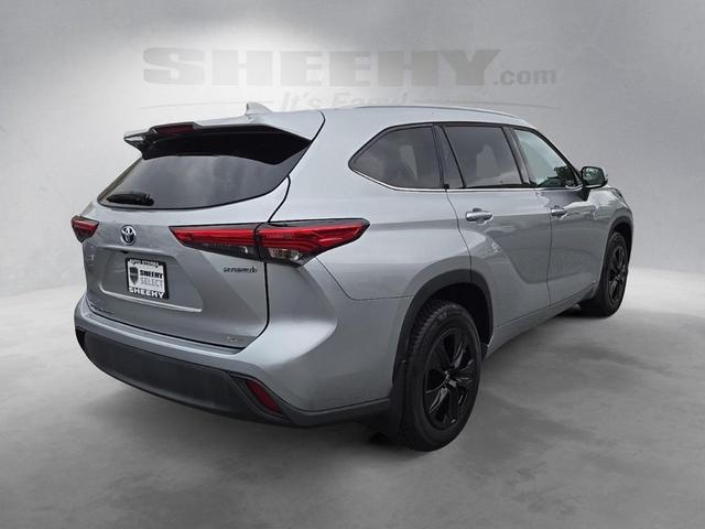 Photo of 2022 Celestial Silver Metallic Toyota Highlander Hybrid