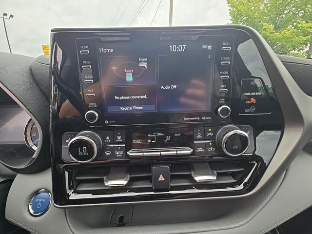 Photo of 2022 Celestial Silver Metallic Toyota Highlander Hybrid