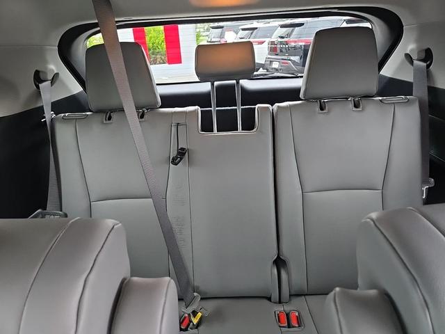 Photo of 2022 Celestial Silver Metallic Toyota Highlander Hybrid