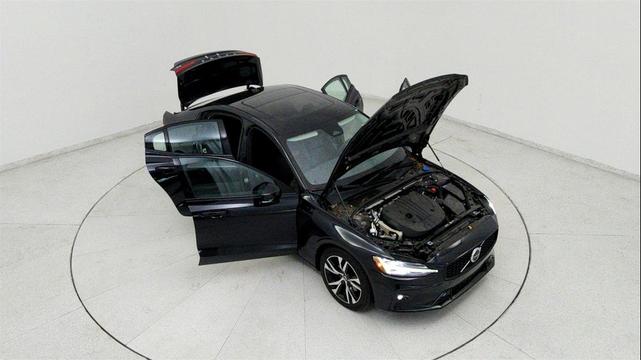 Photo of 2024 Onyx Black Metallic Volvo S60