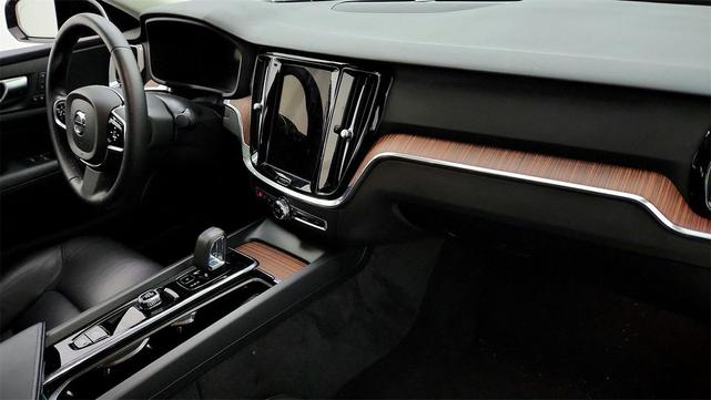Photo of 2024 Onyx Black Metallic Volvo S60