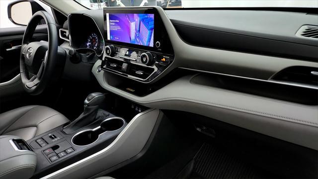 Photo of 2023 Celestial Silver Metallic Toyota Highlander