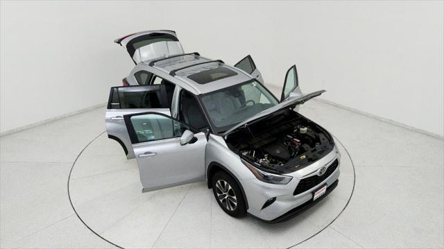 Photo of 2023 Celestial Silver Metallic Toyota Highlander