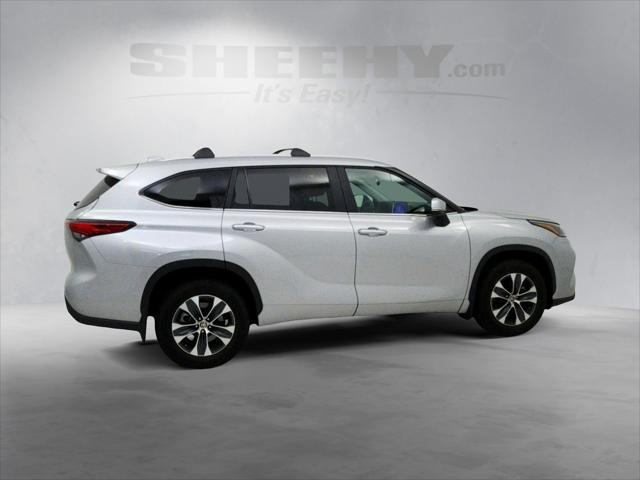 Photo of 2023 Celestial Silver Metallic Toyota Highlander