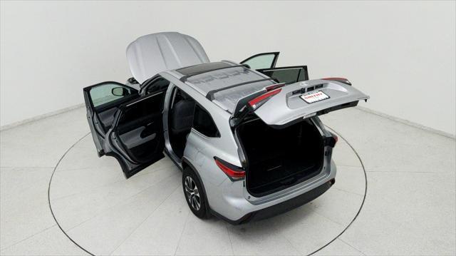 Photo of 2023 Celestial Silver Metallic Toyota Highlander