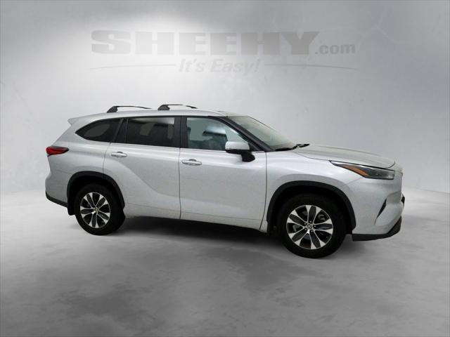Photo of 2023 Celestial Silver Metallic Toyota Highlander