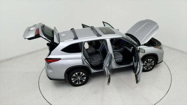 Photo of 2023 Celestial Silver Metallic Toyota Highlander