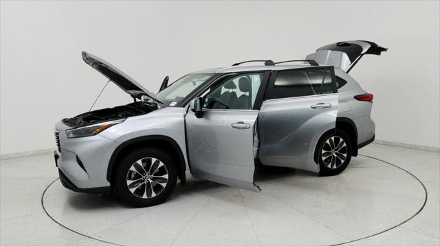 Photo of 2023 Celestial Silver Metallic Toyota Highlander