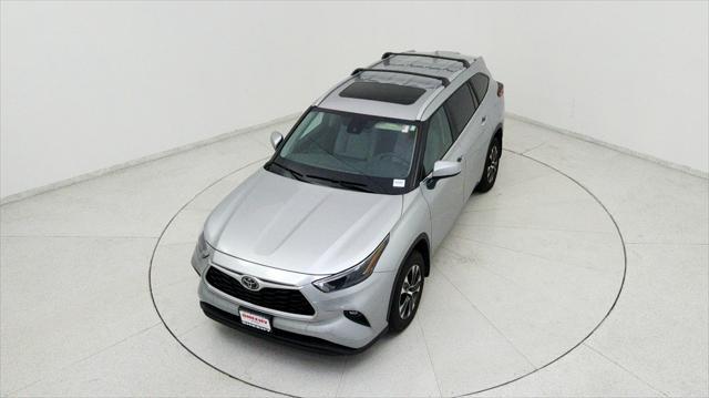 Photo of 2023 Celestial Silver Metallic Toyota Highlander