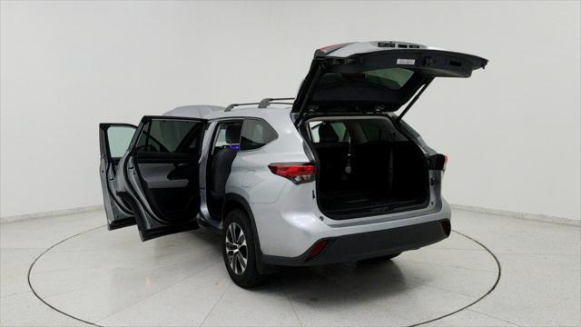 Photo of 2023 Celestial Silver Metallic Toyota Highlander