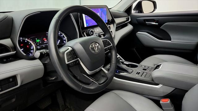 Photo of 2023 Celestial Silver Metallic Toyota Highlander