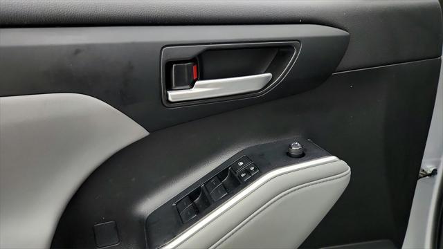 Photo of 2023 Celestial Silver Metallic Toyota Highlander