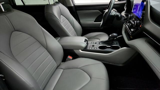 Photo of 2023 Celestial Silver Metallic Toyota Highlander