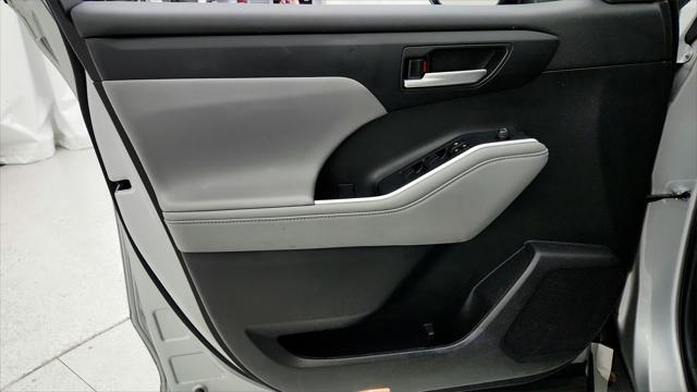 Photo of 2023 Celestial Silver Metallic Toyota Highlander
