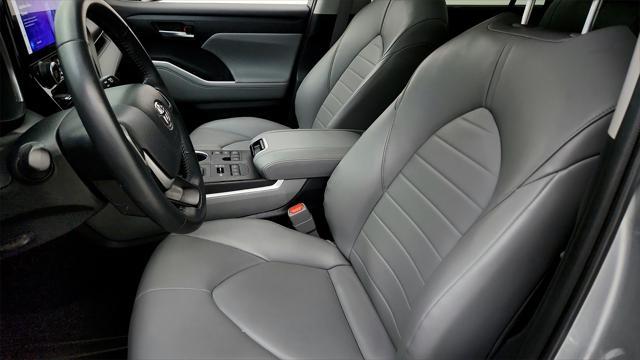 Photo of 2023 Celestial Silver Metallic Toyota Highlander