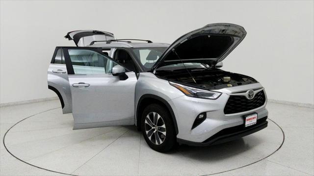 Photo of 2023 Celestial Silver Metallic Toyota Highlander