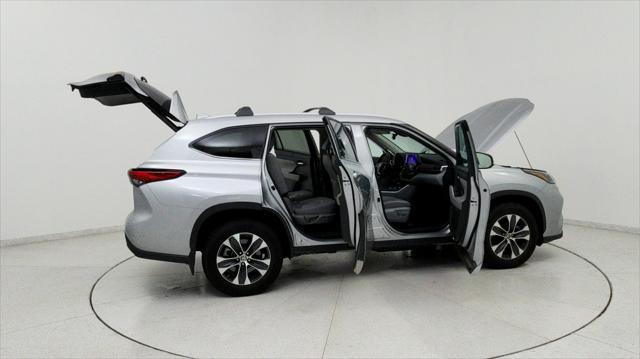 Photo of 2023 Celestial Silver Metallic Toyota Highlander