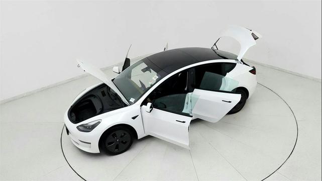 Photo of 2021 Pearl White Multi-Coat Tesla Model 3
