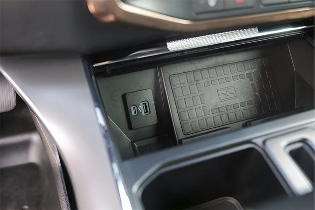 Photo of 2022 Blue Metallic Ford F-150 Lightning