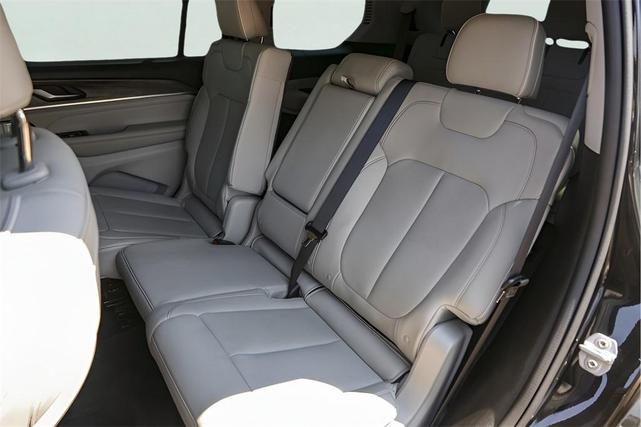 Photo of 2022 Rocky Mountain Pearlcoat Jeep Grand Cherokee L