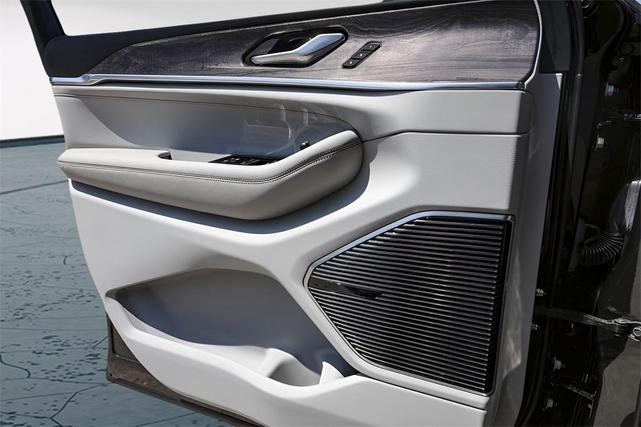Photo of 2022 Rocky Mountain Pearlcoat Jeep Grand Cherokee L