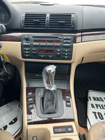 Photo of 2005 Alpine White BMW 325