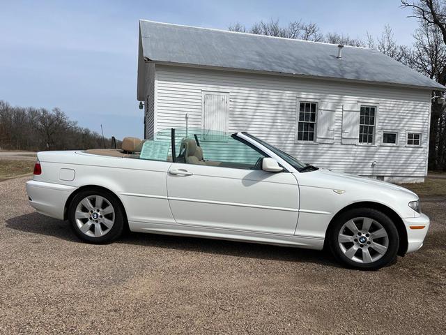 Photo of 2005 Alpine White BMW 325