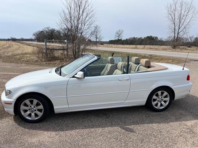 Photo of 2005 Alpine White BMW 325