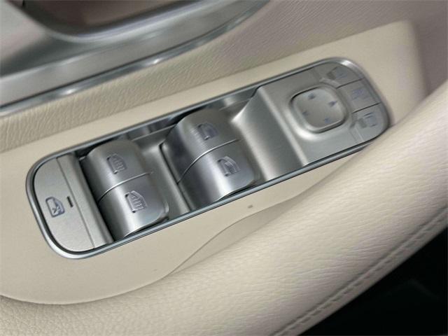 Photo of 2023 Polar White Mercedes-Benz GLS 450