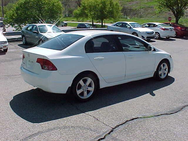 Photo of 2007 White Honda Civic
