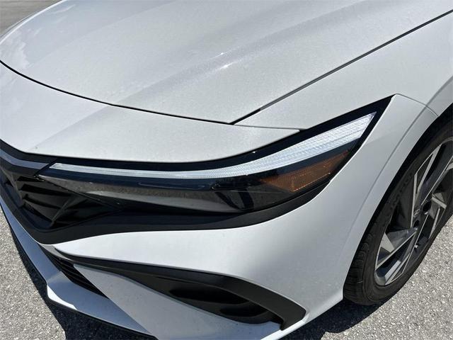 Photo of 2025 White Hyundai ELANTRA