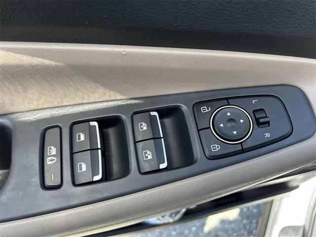 Photo of 2022 Quartz White Hyundai SANTA FE