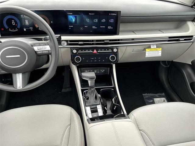 Photo of 2025 White Pearl Hyundai TUCSON