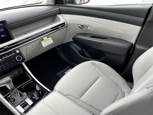 Photo of 2025 White Pearl Hyundai TUCSON