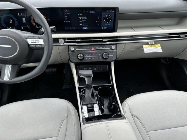 Photo of 2025 White Pearl Hyundai TUCSON