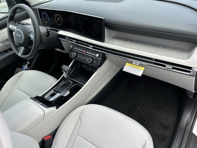 Photo of 2025 White Pearl Hyundai TUCSON