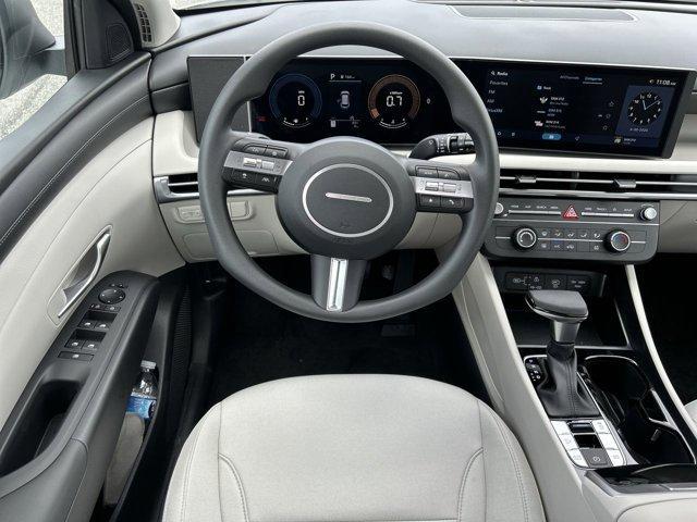 Photo of 2025 White Pearl Hyundai TUCSON