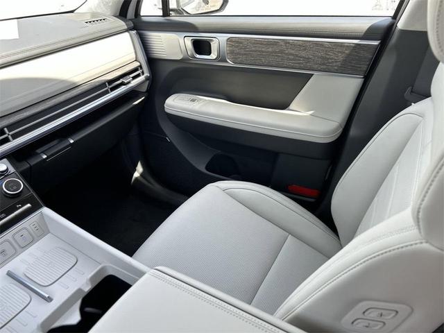 Photo of 2025 White Hyundai SANTA FE HEV