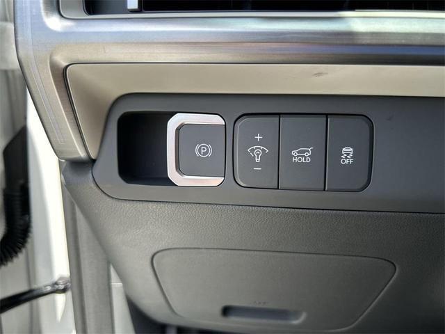 Photo of 2025 White Hyundai SANTA FE HEV