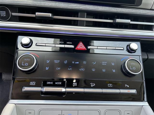 Photo of 2025 White Hyundai SANTA FE HEV